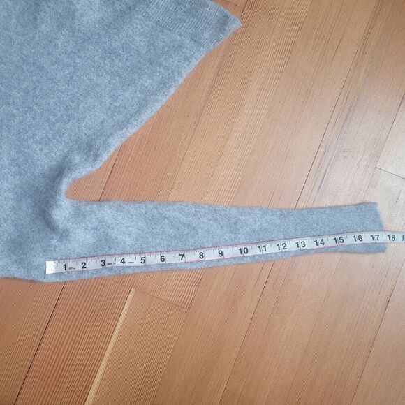 Tahari 100% cashmere v neck sweater split hem preppy minimalist neutral - Picture 6 of 10